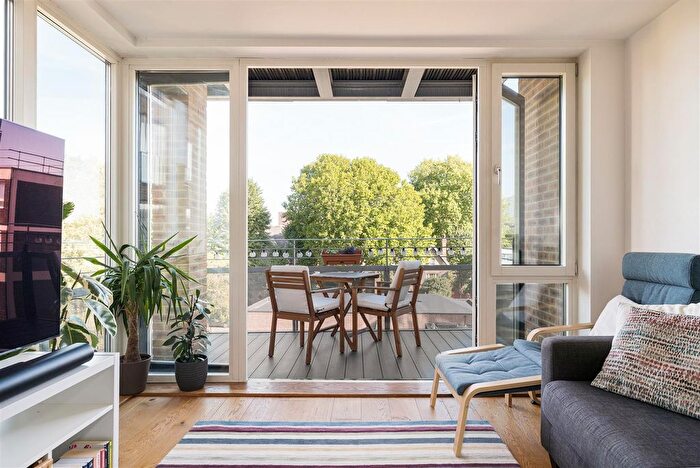 2 Bedroom Flat For Sale In Lee Street, Haggerston, E8