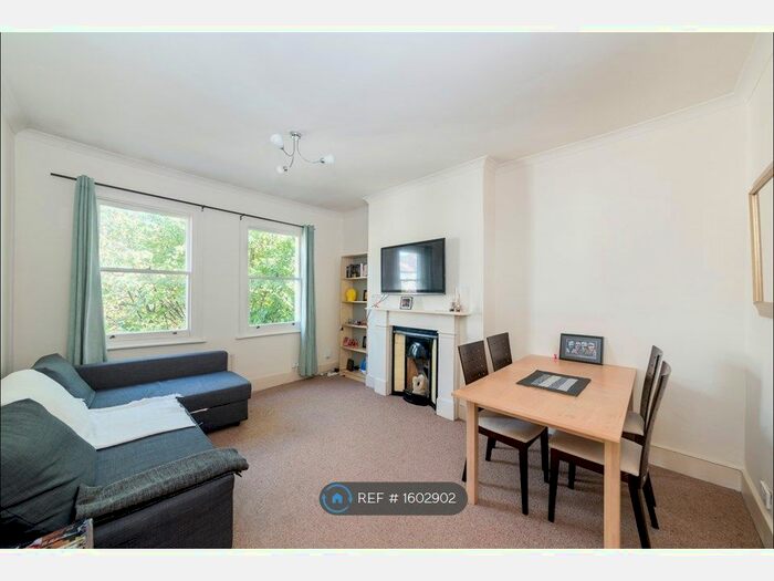 2 Bedroom Flat To Rent In Top Floor, London, SW4