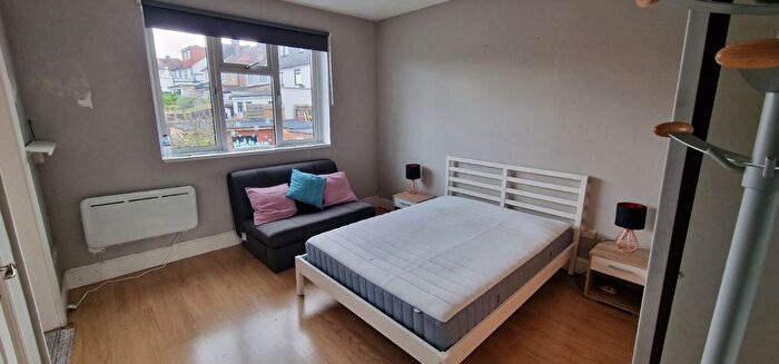 Studio To Rent In Edgware Road, London, NW2