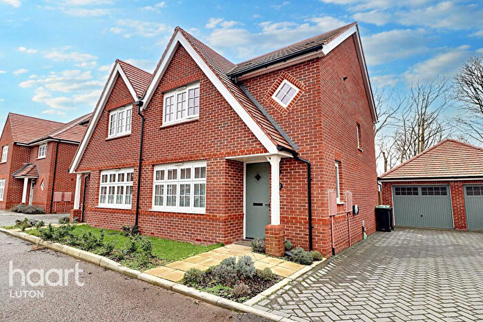 3 Bedroom Semi-Detached House For Sale In Armstrong Road, Luton, LU2