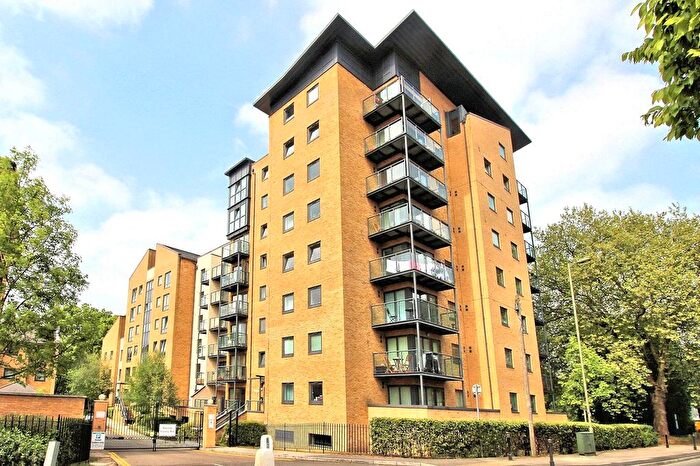 1 Bedroom Flat For Sale In Woking, Surrey, GU21