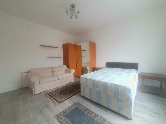 Studio To Rent In Raphael Lodge, Palmers Green, N13