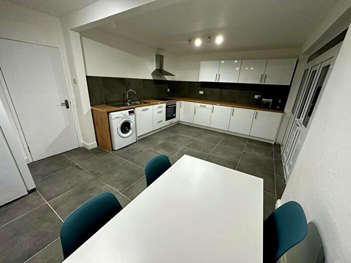 4 Bedroom Semi-Detached House To Rent In Queens Road East, Beeston, NG9