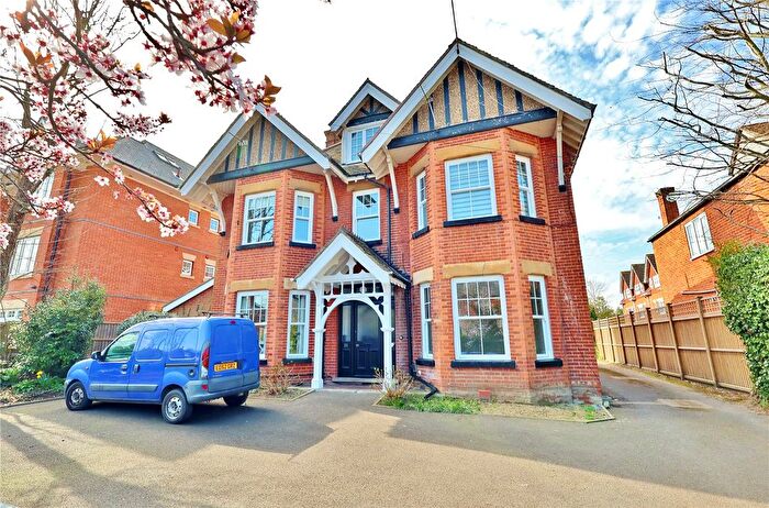 2 Bedroom Flat To Rent In Claremont Avenue, Woking, Surrey, GU22