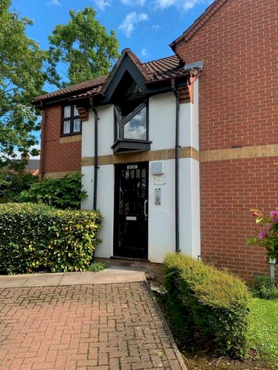 Studio To Rent In Lodgehill Park Close, Harrow, HA2