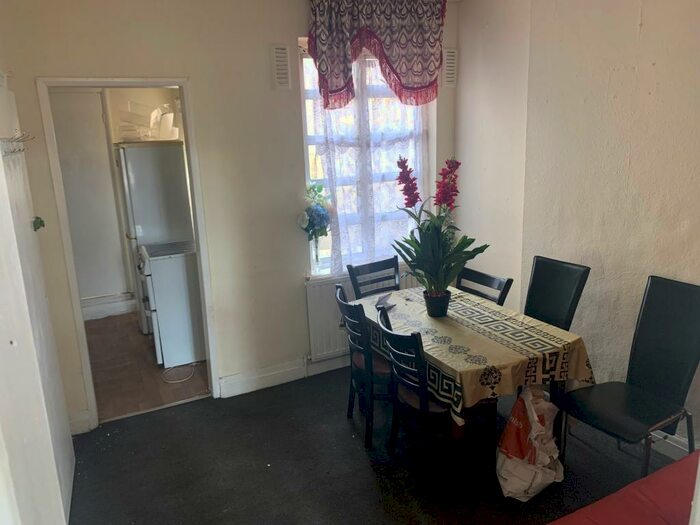 2 Bedroom Flat To Rent In High Road Leyton, E10