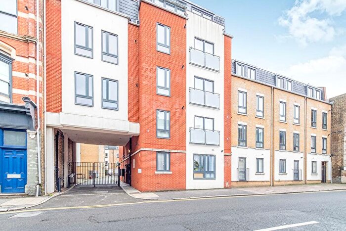 2 Bedroom Flat To Rent In High Street, Rochester, Kent, ME1