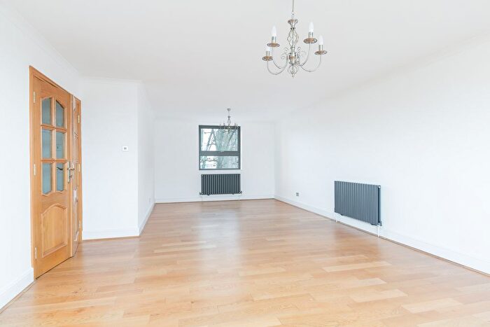 3 Bedroom Flat To Rent In Somerset Square, London, W14