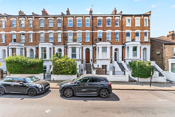 2 Bedroom Flat To Rent In Balham Grove, London, SW12
