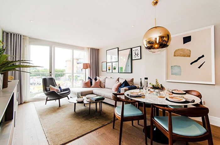 2 Bedroom Flat To Rent In Queenshurst, Kingston, Kingston Upon Thames, KT2