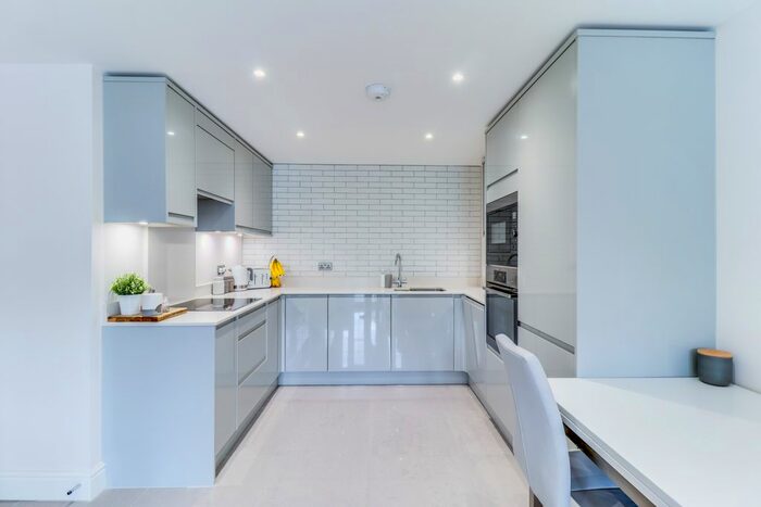 2 Bedroom Flat For Sale In High Road, Benfleet, SS7