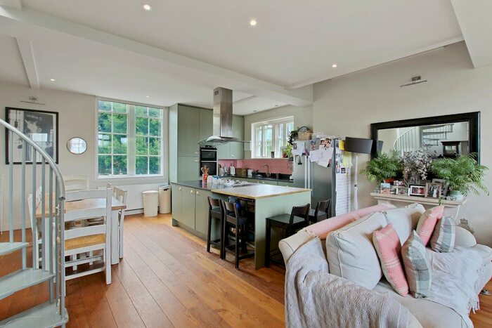 2 Bedroom Flat To Rent In Victorian Heights, Clapham, SW8