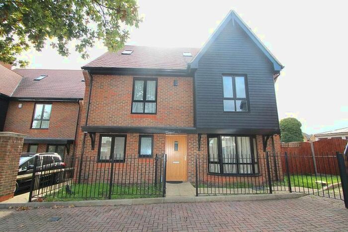 6 Bedroom Detached House To Rent In Torrance Close, Hornchurch, RM11