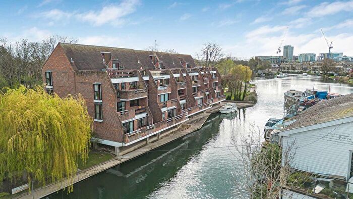 2 Bedroom Flat For Sale In Riverside Court, Caversham, Reading, RG4