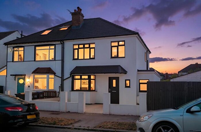 3 Bedroom Semi-Detached House For Sale In Ingram Road, Thornton Heath, CR7