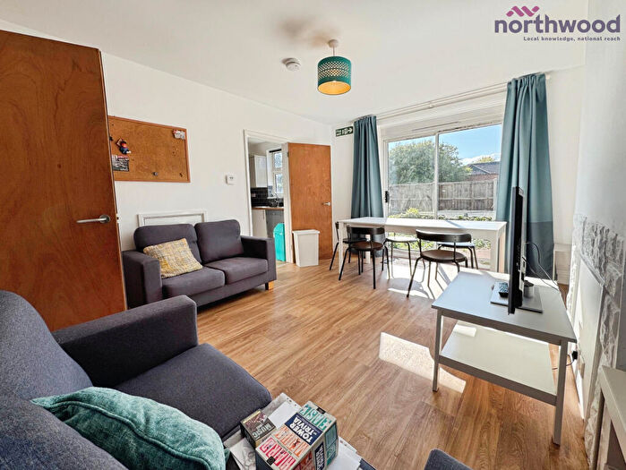 5 Bedroom End Of Terrace House To Rent In Honeysuckle Road, SO16