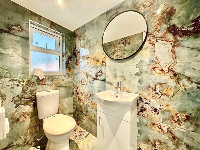 4 Bedroom Terraced House To Rent In Salisbury Road, Barnet, EN5