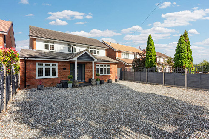 4 Bedroom Detached House For Sale In Bedmond Road, Leverstock Green, Hemel Hempstead, Hertfordshire, HP3