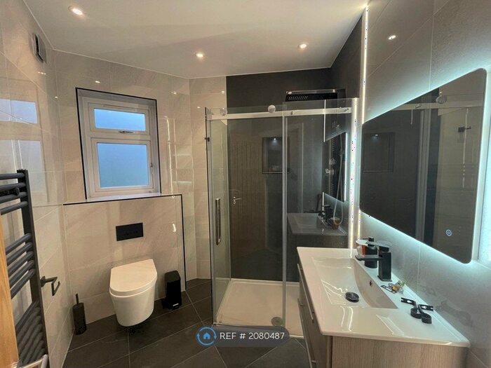 Studio To Rent In Roxborough Avenue, Isleworth, TW7