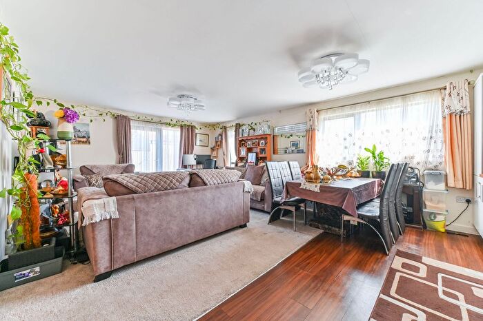2 Bedroom Flat For Sale In Cairns Avenue, Streatham Vale, London, SW16