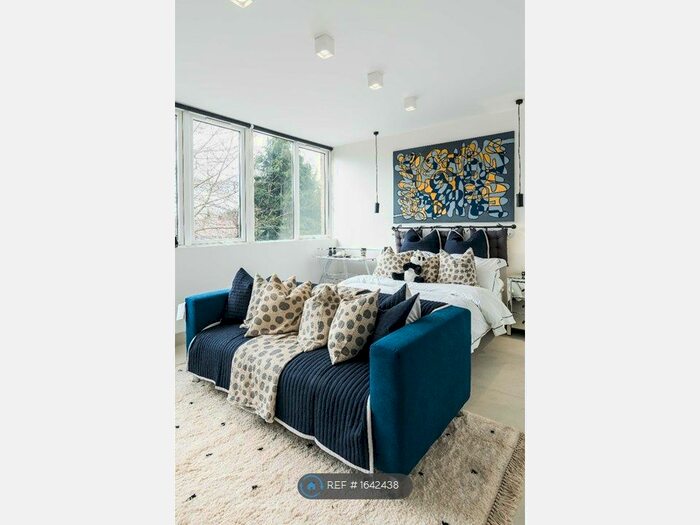 Studio To Rent In Dunstable Road, Luton, LU4