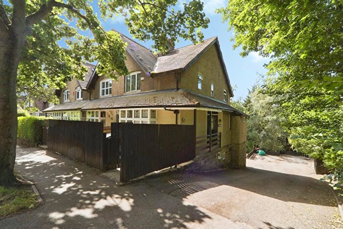 5 Bedroom End Of Terrace House For Sale In Rufford Avenue, Yeadon, Leeds, LS19
