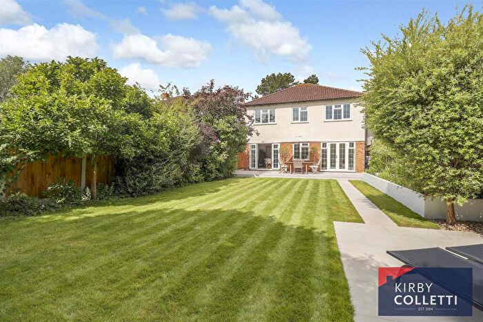 4 Bedroom Detached House For Sale In Avenue Road, Dobbs Weir, Hoddesdon, EN11