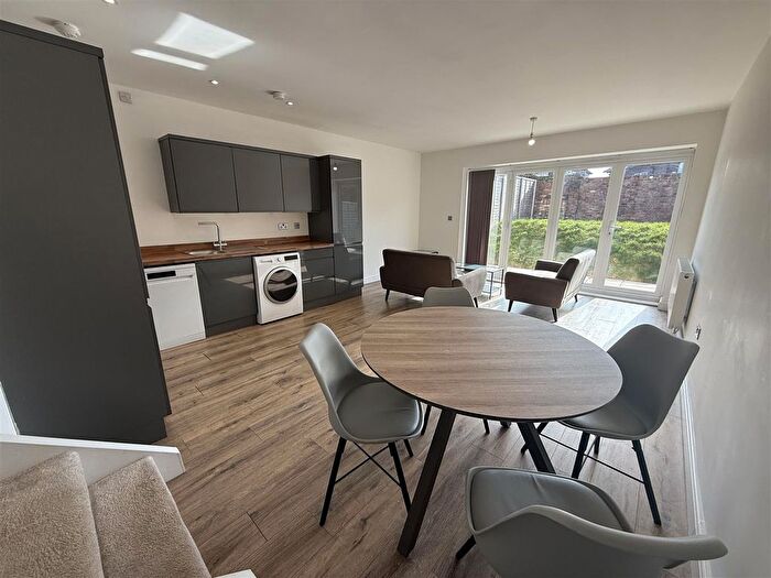 2 Bedroom Flat To Rent In Park Terrace, Liverpool, Merseyside, L22