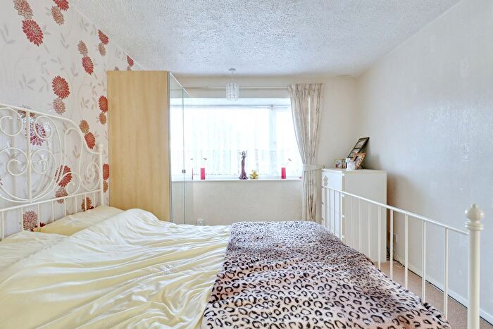 2 Bedroom Semi-Detached Bungalow For Sale In South Hall Drive, Rainham, RM13