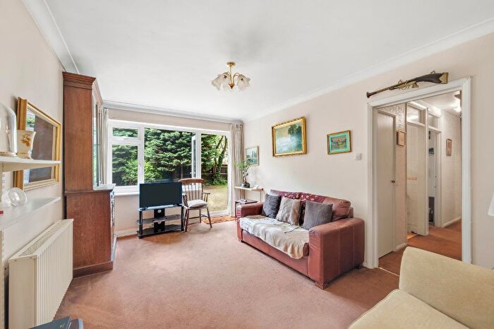 1 Bedroom Apartment For Sale In Normansfield Avenue, Hampton Wick, Kingston Upon Thames, KT1