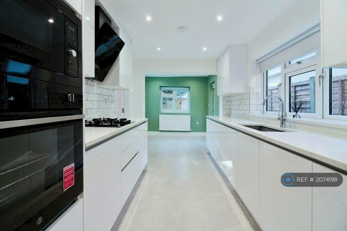 4 Bedroom Detached House To Rent In Travis Court, Farnham Royal, Slough, SL2