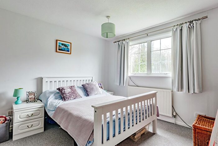 3 Bedroom End Of Terrace House For Sale In Kingsley Road, Crawley, RH11