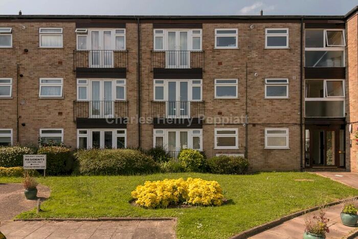 2 Bedroom Apartment To Rent In Friern Mount Drive, London, N20