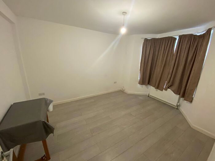 4 Bedroom Semi-detached House To Rent In Strafford Road, Hounslow, TW3