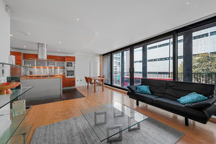 2 Bedroom Flat To Rent In Goswell Road, Islington, EC1V
