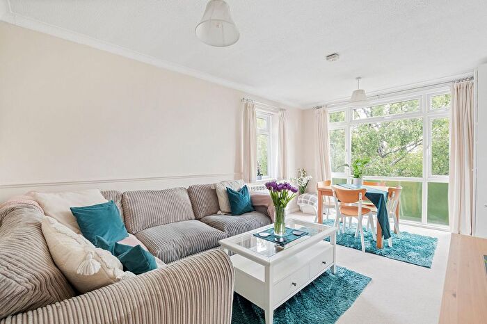2 Bedroom Flat For Sale In Mount Road, Sharrow House, BH14