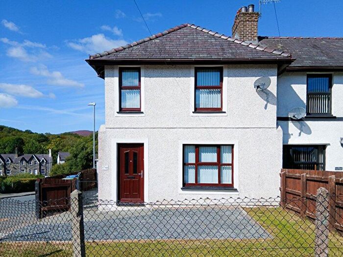 3 Bedroom End Of Terrace House For Sale In Adwy'r Nant, Bethesda, Gwynedd, LL57