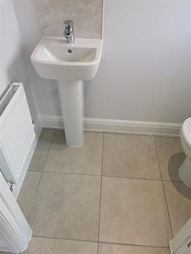 Terraced House To Rent In Lumley Avenue, Kingswood, HU7