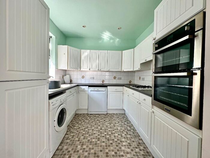 2 Bedroom Bungalow For Sale In Court Avenue, Harold Wood, RM3
