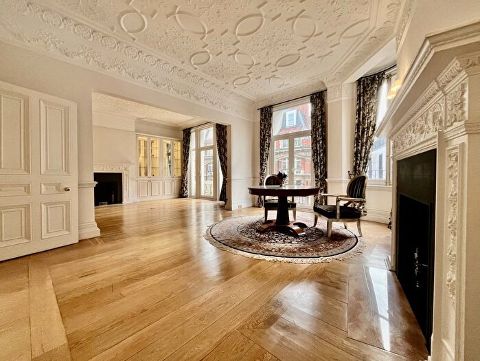 3 Bedroom Flat To Rent In Wellington Court, Knightsbridge, London, SW1X