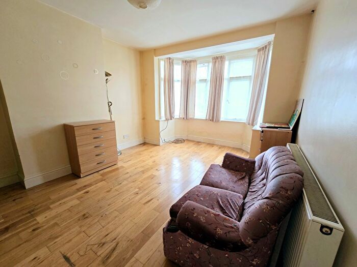 Studio To Rent In Cairnfield Avenue, London, NW2