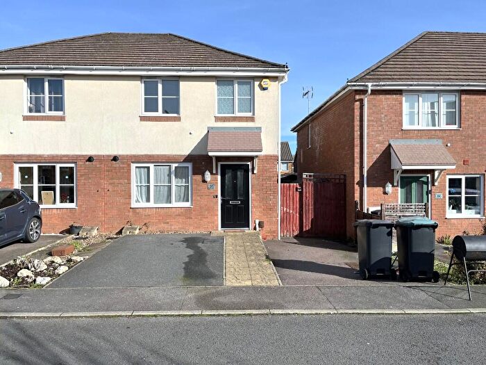 3 Bedroom Semi Detached House To Rent In Verde Close, Luton, Bedfordshire, LU2