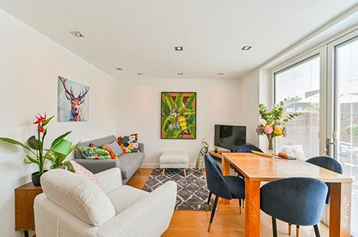 5 Bedroom Semi-Detached House For Sale In Napier Close, London, SE8