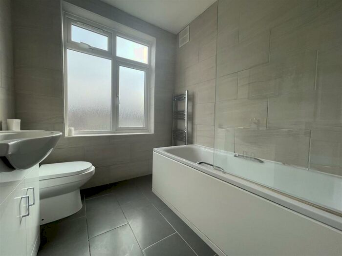 4 Bedroom House To Rent In Morley Avenue, Edmonton, N18