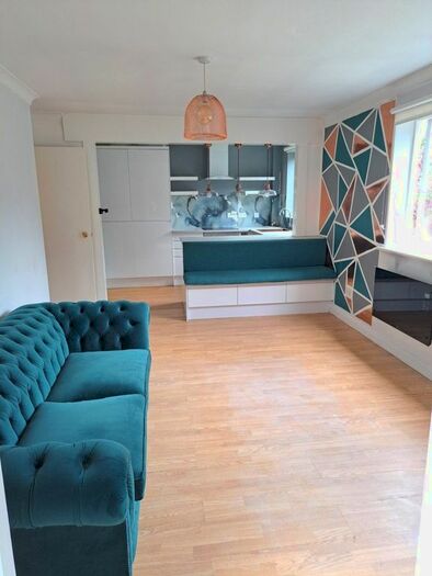 2 Bedroom Flat To Rent In Birchend Close, South Croydon, Surrey, CR2