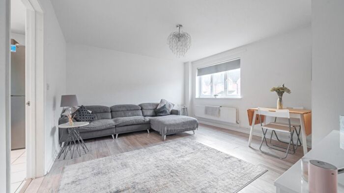 2 Bedroom Flat For Sale In Coote Close, Binfield, RG42
