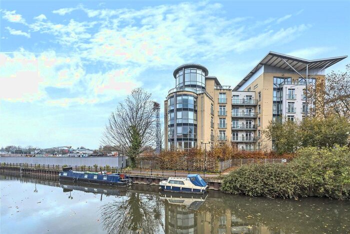 2 Bedroom Flat To Rent In The Meridian, Kenavon Drive, Reading, Berkshire, RG1