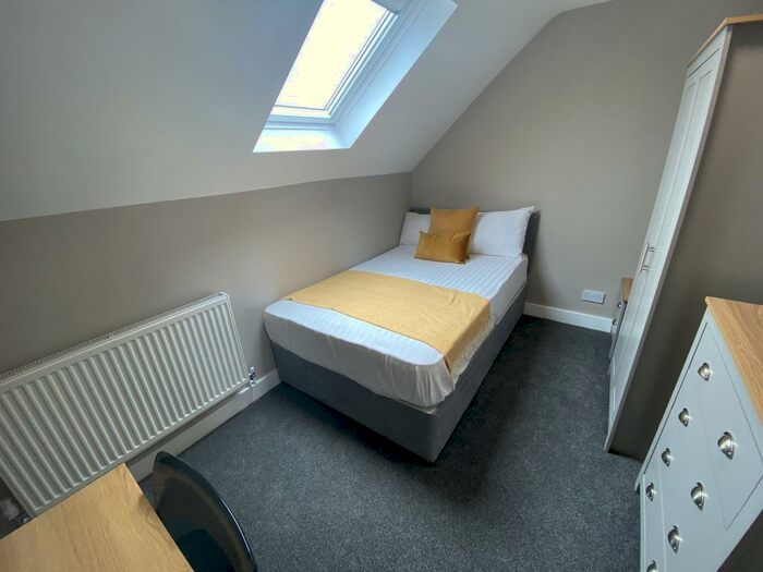 5 Bedroom House To Rent In Empress Road ( Bed), L7