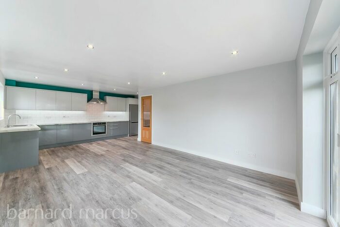 2 Bedroom Flat To Rent In The Avenue, Worcester Park, KT4