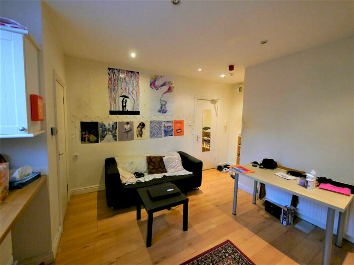 1 Bedroom Flat To Rent In Flat, Blenheim SquareLeeds, LS2